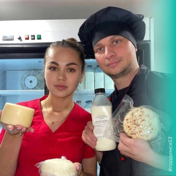 Два года назад бизнесмен Юрий Белов и его супруга Лиана переехали из Санкт-Петербурга в деревню Святогорша Старорусского района. Предприниматель выкупил заброшенную ферму и начал её восстанавливать, решив заняться производством и переработкой молока.. Два года назад бизнесмен Юрий Белов и его супруга Лиана переехали из Санкт-Петербурга в деревню Святогорша Старорусского района. Предприниматель выкупил заброшенную ферму и начал её восстанавливать, решив заняться производством и переработкой молока..