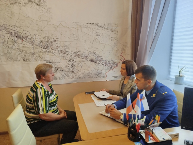 Продолжаем приемы граждан в поселениях. Сегодня вместе со Старорусским межрайонным прокурором Романом Григорьевичем Щемелевым встретились с жителями Ивановского сельского поселения.. Продолжаем приемы граждан в поселениях. Сегодня вместе со Старорусским межрайонным прокурором Романом Григорьевичем Щемелевым встретились с жителями Ивановского сельского поселения..