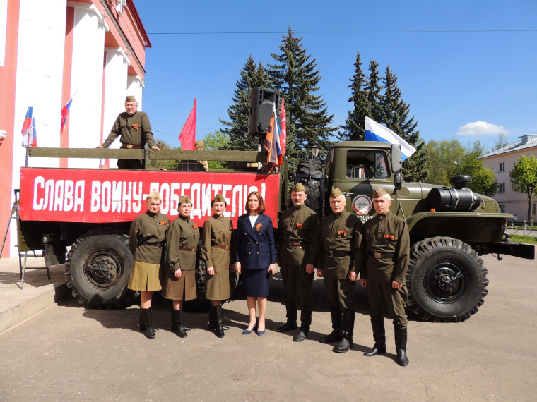Агитбригада Центра культуры "Русич" поздравляла старорусцев с праздником Великой Победы концертом на колесах. Агитбригада Центра культуры "Русич" поздравляла старорусцев с праздником Великой Победы концертом на колесах.
